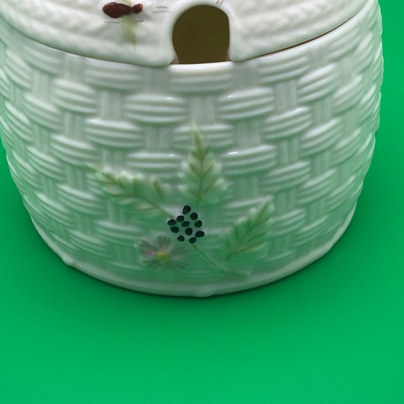 Belleek basket weave honey pot with a lid, featuring bees and flowers, good cond - Picture 4 of 11